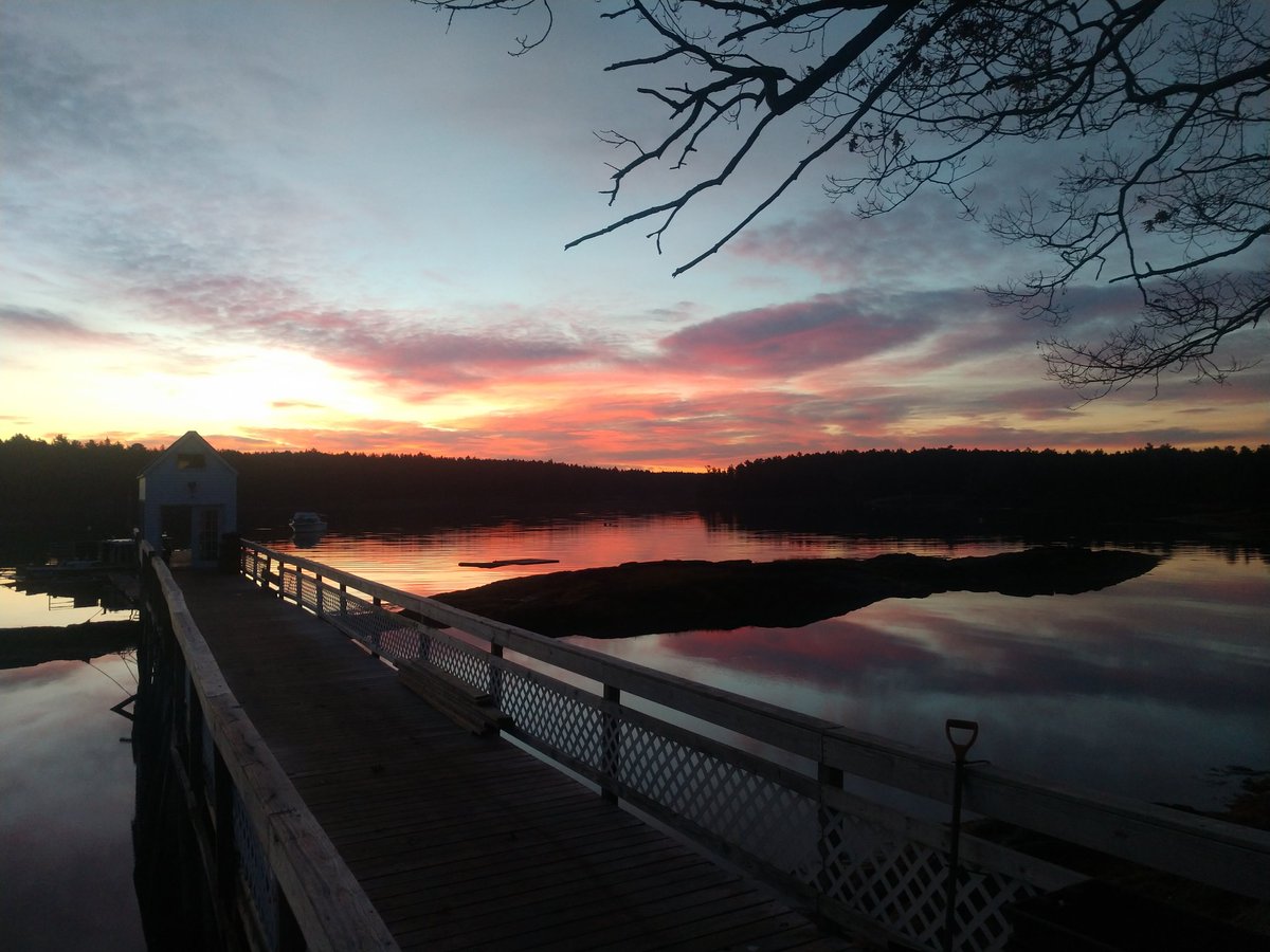 growingwisdom's tweet photo. Gorgeous #sunrise again. #Maine #weekendwarmth #takeadvantage https://t.co/BnRqH00oRm