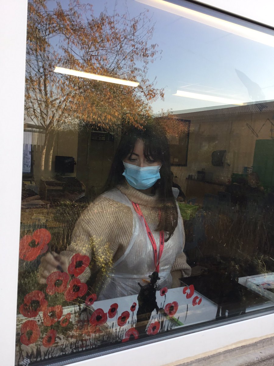 Woodchestnut2's tweet photo. Chestnut class have been painting a Remembrance Sunday Muriel @lestweforget @remembrance @PoppyLegion @Woodchestnut2 @WoodlandsHS @CardiffWestern https://t.co/ikm5Z5xpAf