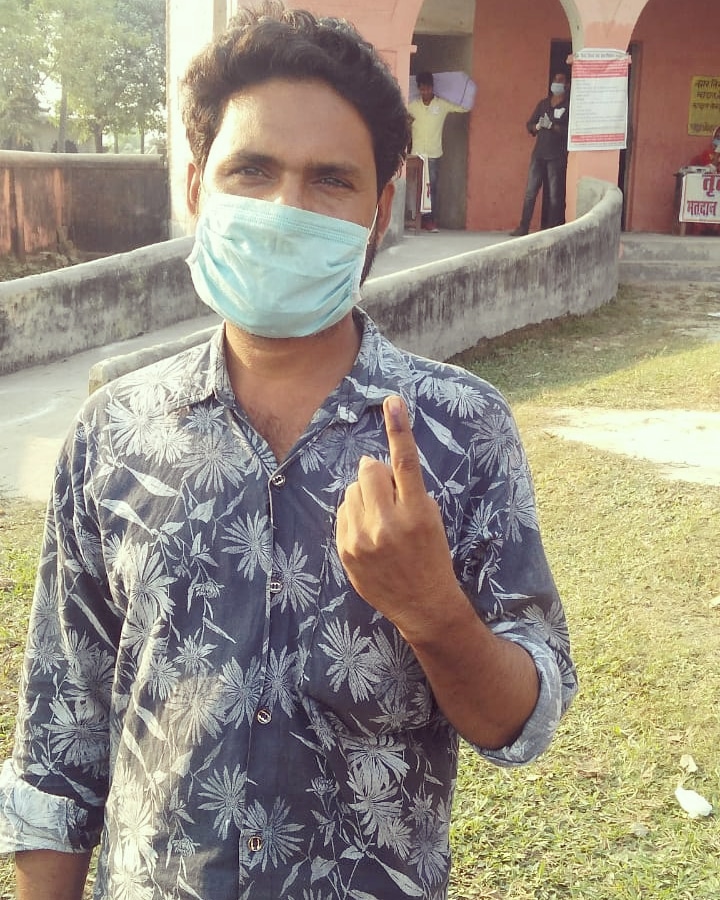 purnea_sveep's tweet photo. मतदान करने के पश्चात हर्षित मतदाता।
#BiharElection2020 
#SVEEP_PURNEA https://t.co/rnCmxYY9Kc