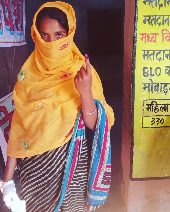 purnea_sveep's tweet photo. मतदान करने के पश्चात हर्षित मतदाता।
#BiharElection2020 
#SVEEP_PURNEA https://t.co/rnCmxYY9Kc