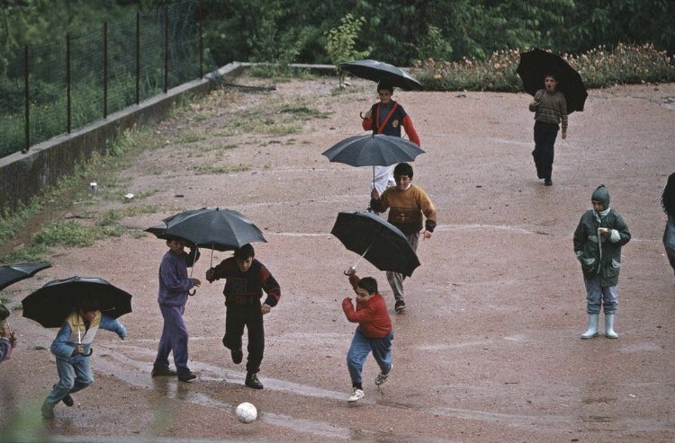 comculturaearte's tweet photo. Fotografia de Thomas Hoepker na região norte de Portugal, em 1992 https://t.co/XyhzeRv64z