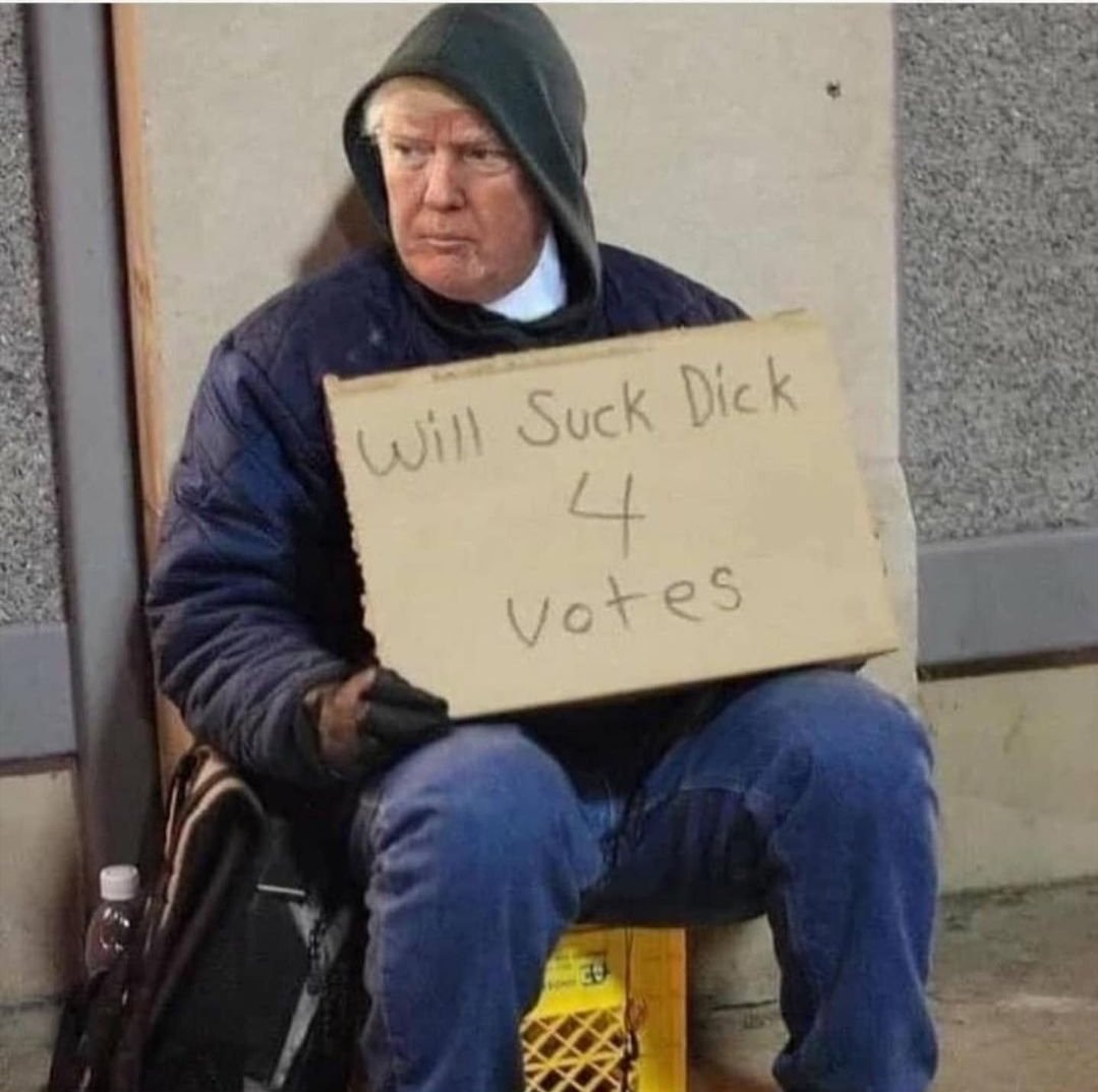 sirklausimausi's tweet photo. Ohne diesen Job "Präsident" muss der arme Trump auf der Straße leben, aufgrund des desolaten Wohlfahrtsstaates. Jeder hat doch paar kleine Stimmen für diesen alten Mann übrig. 
#USAelection2020 https://t.co/QRjjW7efxQ