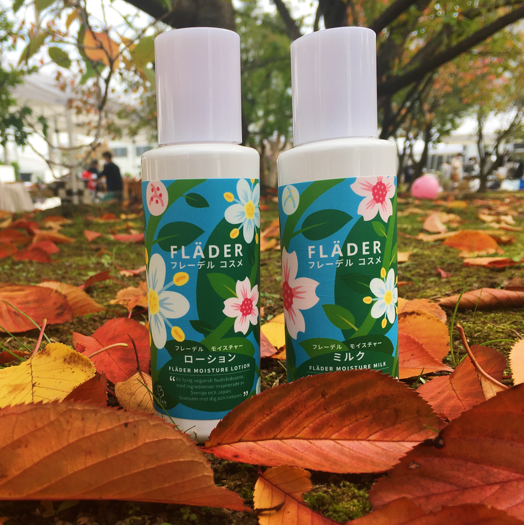 FladerCosme's tweet photo. 🍁秋を楽しめるいいお天気でしたね🍁フレーデルのしっとり化粧水と乳液はこんな季節にもぴったり！#秋

🍁Wasn’t it a beautiful fall weather today?🍁Fläder’s moist lotion and cream is perfect for this kind of weather. 

#Fläder #フレーデルコスメ #Vegan #ヴィーガン #ヴィーガンコスメ https://t.co/BjVq7KMli9