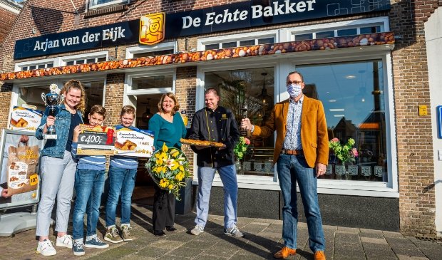 HK_Krimpenerwrd's tweet photo. Arjan van der Eijk maakt lekkerste roomboter-amandelstaaf -  https://t.co/zqk2Yub6ro https://t.co/kQi9AZWKat