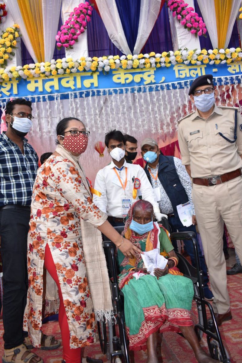 airnews_patna's tweet image. #Bihar #Polling #Third_phase #सीतामढी जिले में तीसरे चरण के मतदान की झलकियां । जिलाधिकारी अभिलाषा कुमारी शर्मा ने लोगों को किया प्रोत्साहित