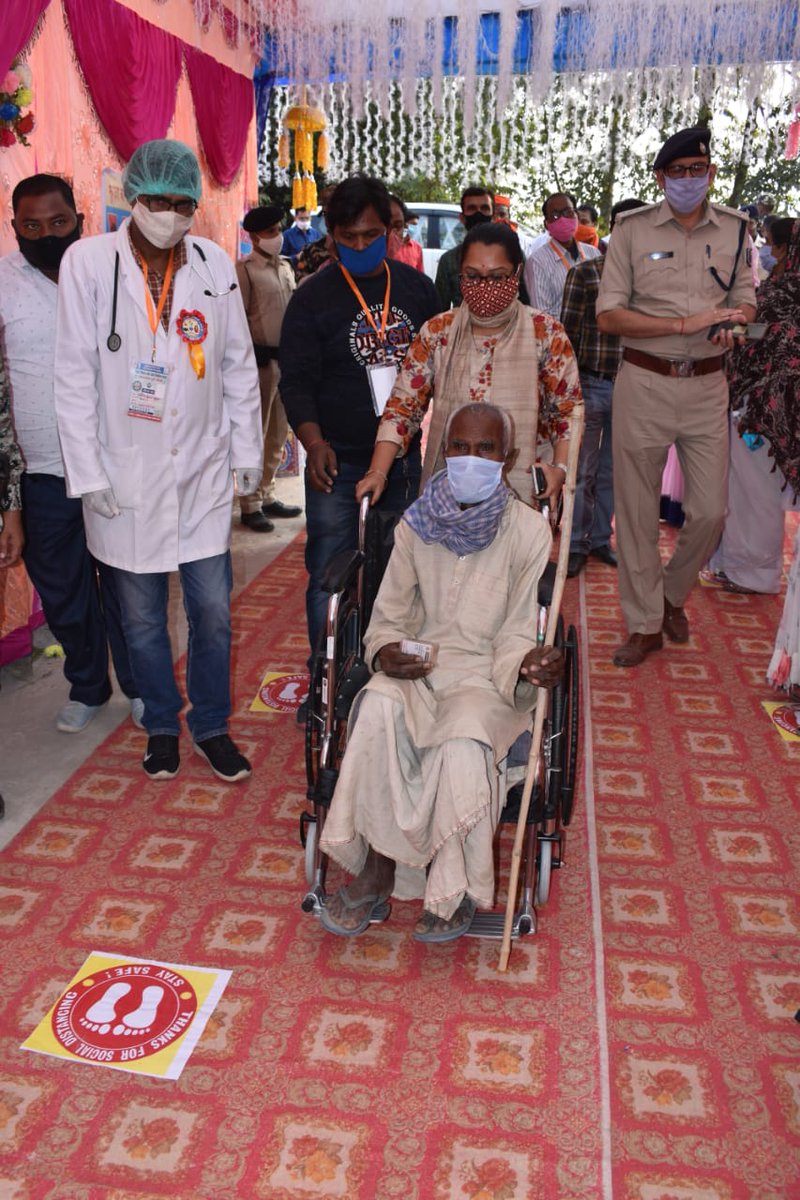 airnews_patna's tweet image. #Bihar #Polling #Third_phase #सीतामढी जिले में तीसरे चरण के मतदान की झलकियां । जिलाधिकारी अभिलाषा कुमारी शर्मा ने लोगों को किया प्रोत्साहित