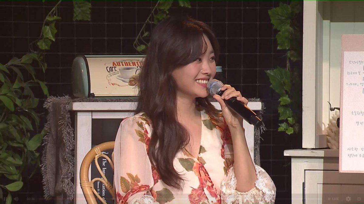 hellokpop's tweet photo. Song Ji Eun reveals she's a big fan of Ariana Grande! 😮 She said, "Once a fan, always a fan".
For her, music is healing! 💛
Presented by: @cdmentph
#송지은 #SONGJIEUN #UNTACT_LIVE #BLOOM #피어나 #開花 #피어나_開花 https://t.co/mcxuKCa2LD