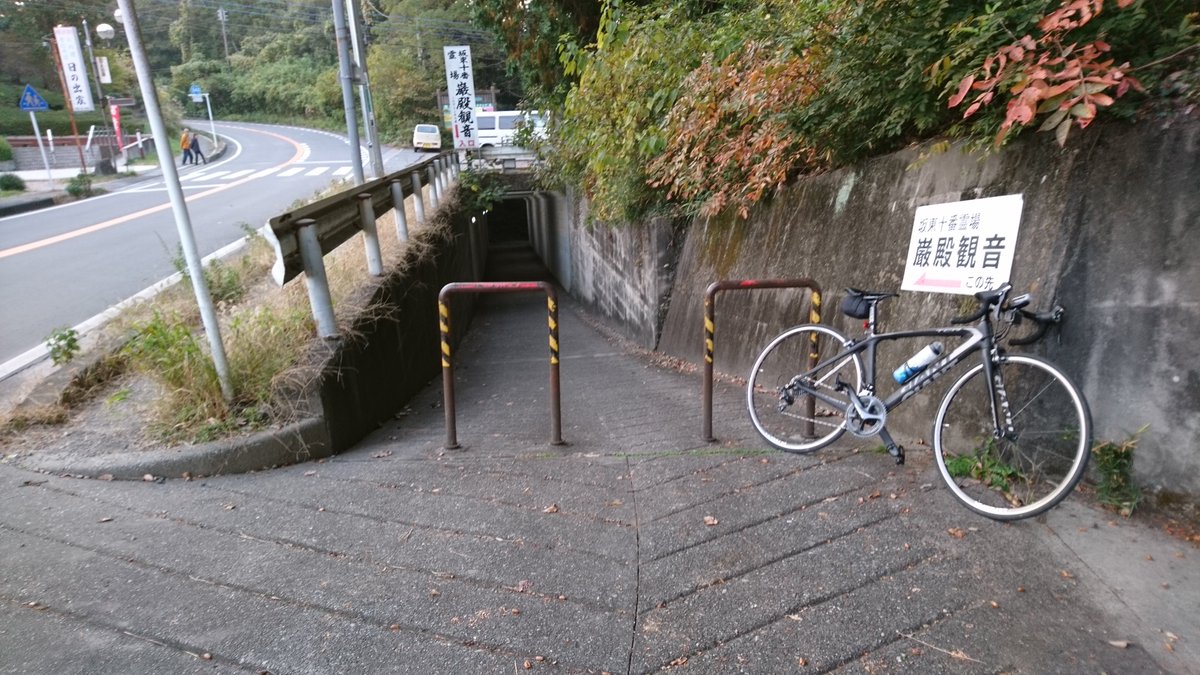激坂ハンターg 東松山市の岩殿観音の山門の脇から登っていき 物見山の日の出家の前に出るコンクリート舗装の 激坂は240m程度と短いが かなりの急勾配 道幅が狭く すれ違いが難しそうなので 歩行者がいなくなるのを見計らってクリア 激坂