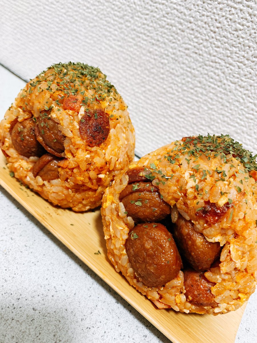 渡部おにぎり 金の国 ミートボールウインナーハムケチャップおにぎり 好きなものを詰め込んだおにぎり あと 卵焼きも入ってます 笑 レシピ 1 ウインナーとハムを切る 2 砂糖入りの卵焼きを作っておく 3 ごはん ケチャップ コンソメ 2 1