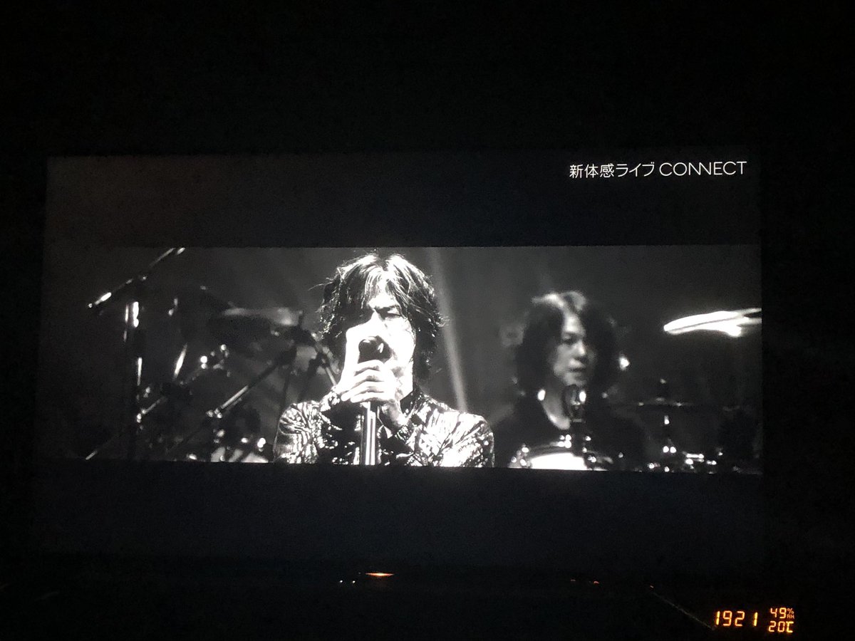 bickry7's tweet photo. B'z配信ライブ、部屋の電気消してみたら雰囲気出てよかった！ https://t.co/621hBVeEFM