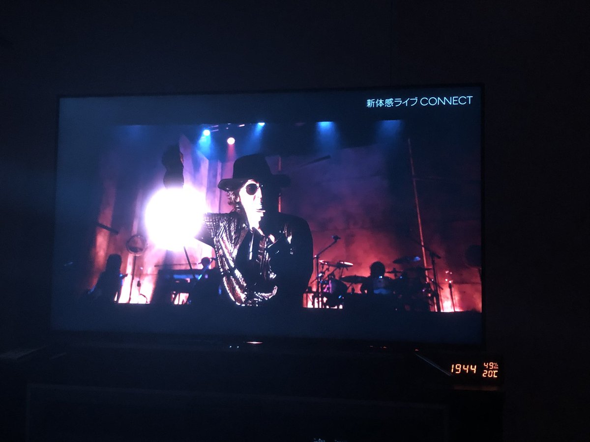 bickry7's tweet photo. B'z配信ライブ、部屋の電気消してみたら雰囲気出てよかった！ https://t.co/621hBVeEFM