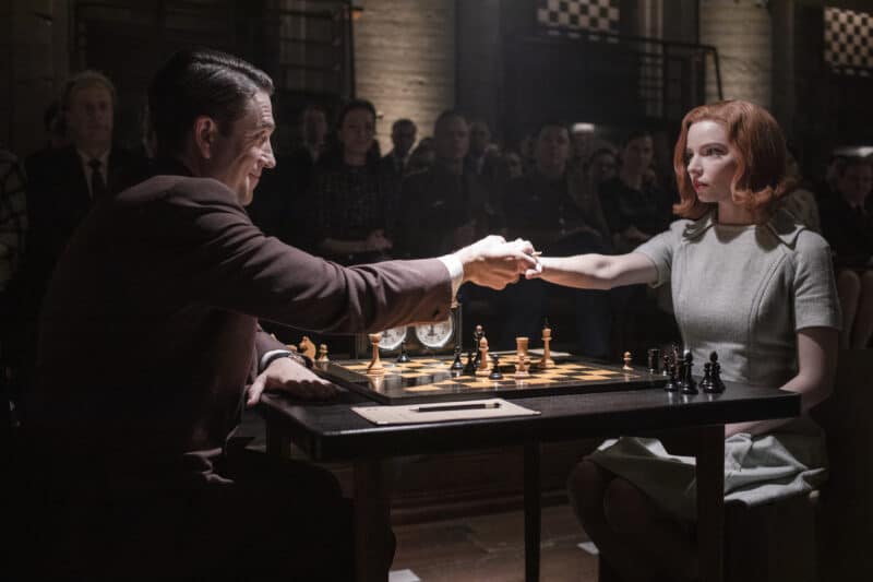 LeBlogDuCinema's tweet photo. Personne ne l’attendait, encore moins en avait entendu parler… pourtant #TheQueensGambit est la série #Netflix à ne pas rater cet automne. ▶️https://t.co/KW78KELcjk https://t.co/b99hWyJOON