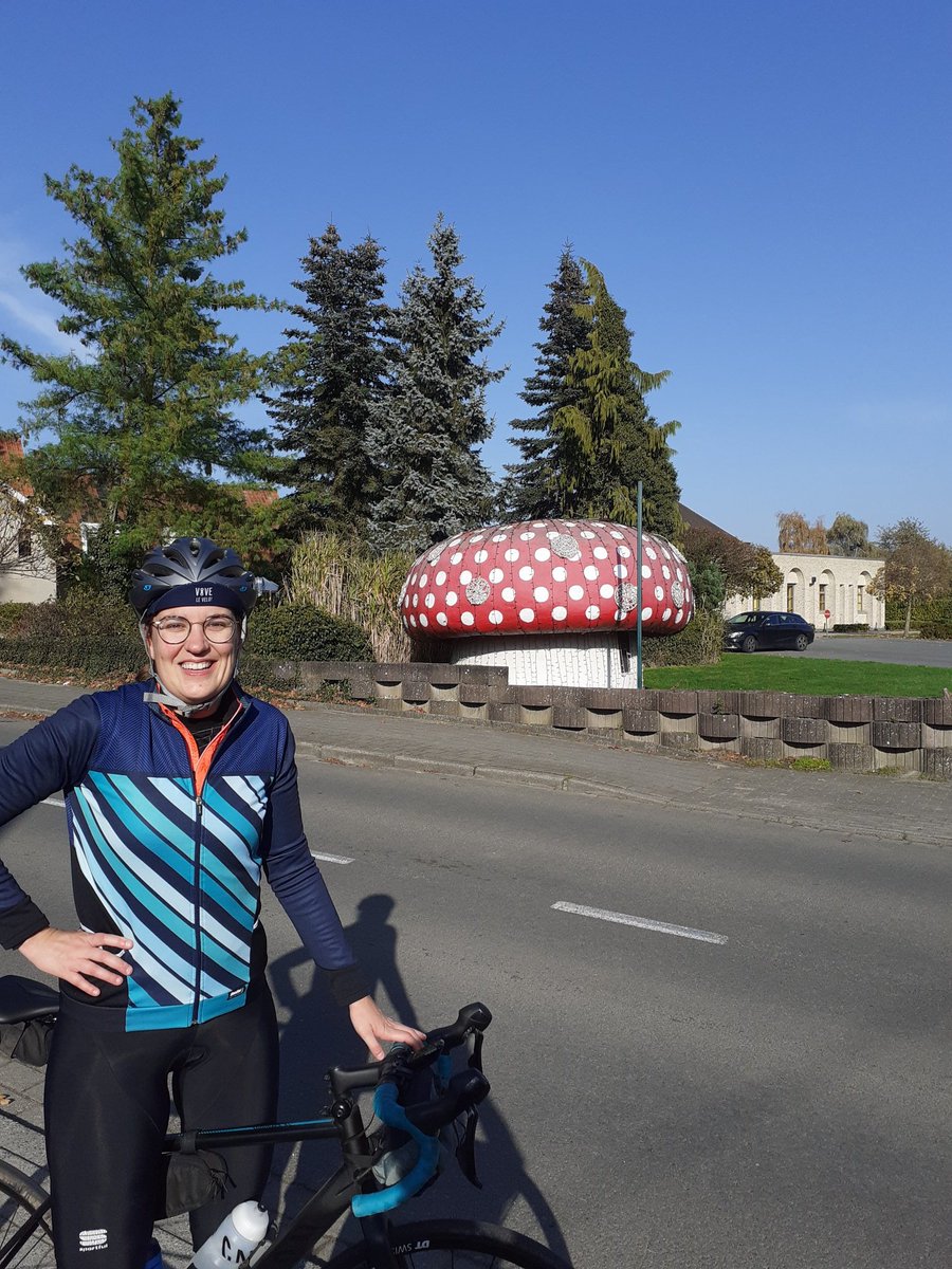 De vriendin wou naar Tiegemberg fietsen, dus wij naar Tiegem.
En ook een champignon gezien, goed voor een ✔ op de <a href="/MadamVelo/">Madam Vélo</a> bingo