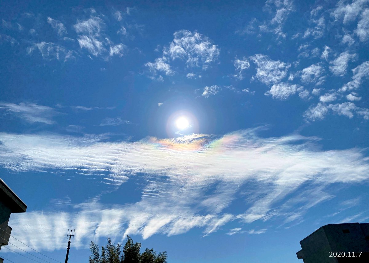 変わった雲があるなと と空にカメラを向けてみたら これは彩雲でしょうか 雲に虹がかかっていました いわき市 空ネット 彩雲 11 07 いわき市総合観光案内所 ぐるっといわき