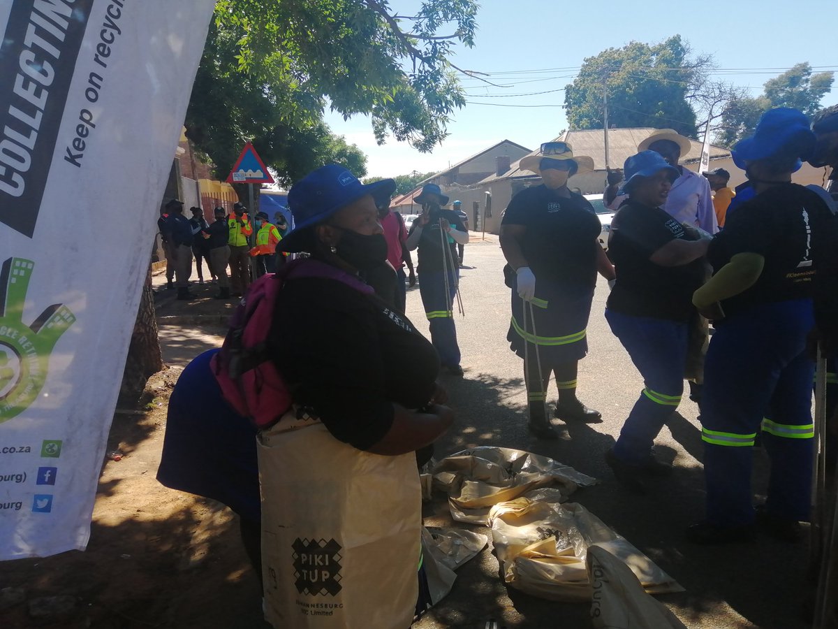 CleanerJoburg's tweet photo. Pikitup team getting ready to keep the Malvern streets spotless @ today's #KleenaJoburg, but do you know that keeping our streets clean is all our responsibility? It's a collective effort. #KeepJoburgClean, #SeparationatSource. @mphomoerane, @CityofJoburgZA, @CityPowerJhb. https://t.co/gCG6AiWNpp
