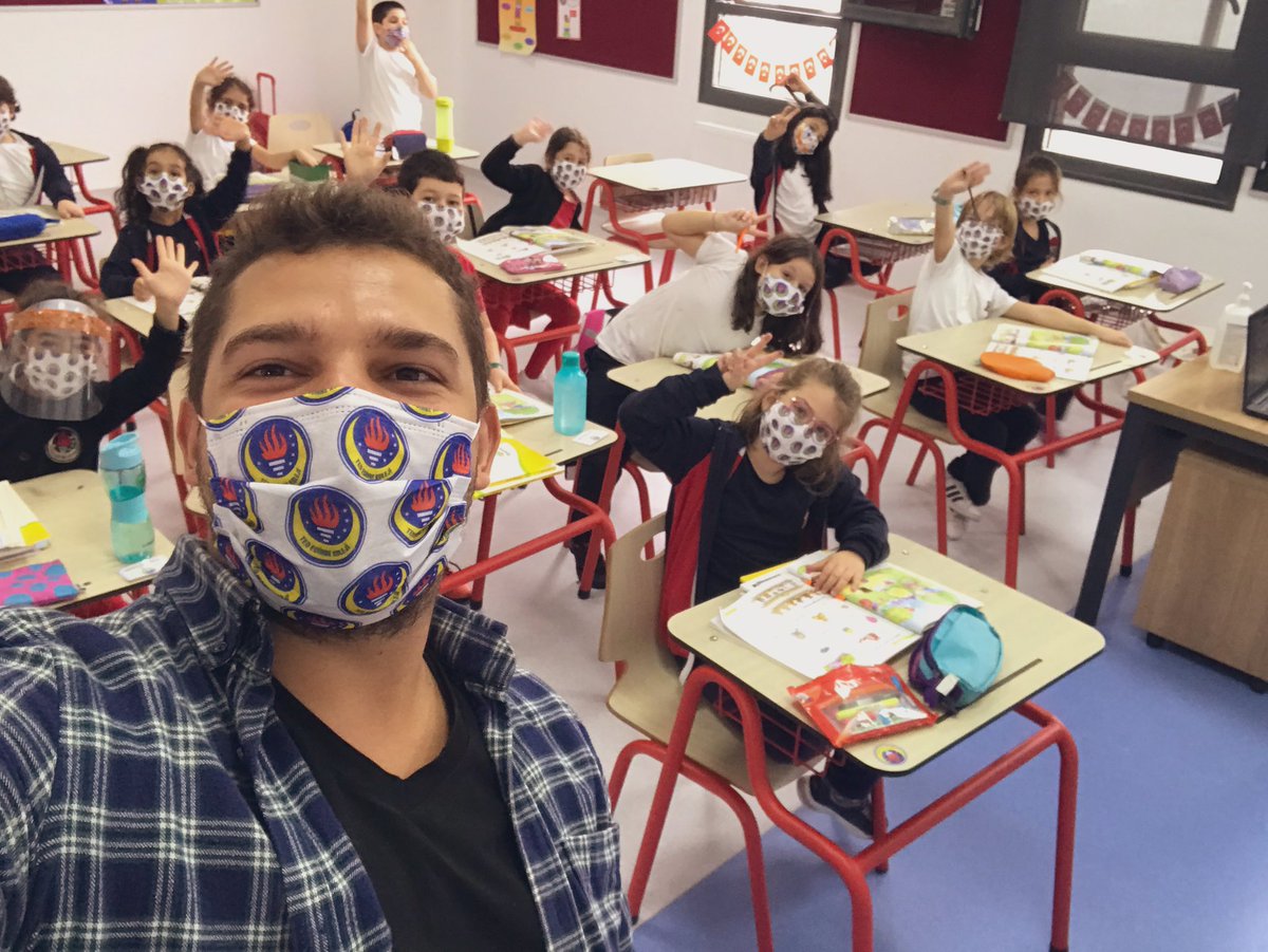SormazSemih's tweet photo. Eğer dersimizde “let’s take a selfie!” Öğrenmişsek;hemen uygulamaya dökeriz.🥳🤩🤩🤩 #cheesee #SocialDistancing #MaskOn 👍 https://t.co/LxbZQAKkaO