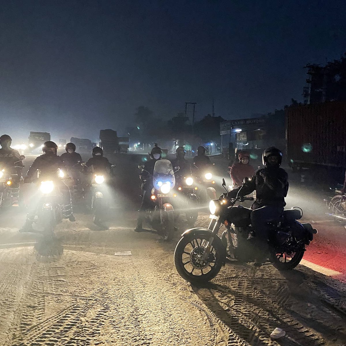 highwayplayer's tweet photo. Had an amazing #classicfoodtrail breakfast ride with our classic friends 
 #highwayplayers #classic350 #royalenfield @royalenfield https://t.co/AnqzdCzy2u