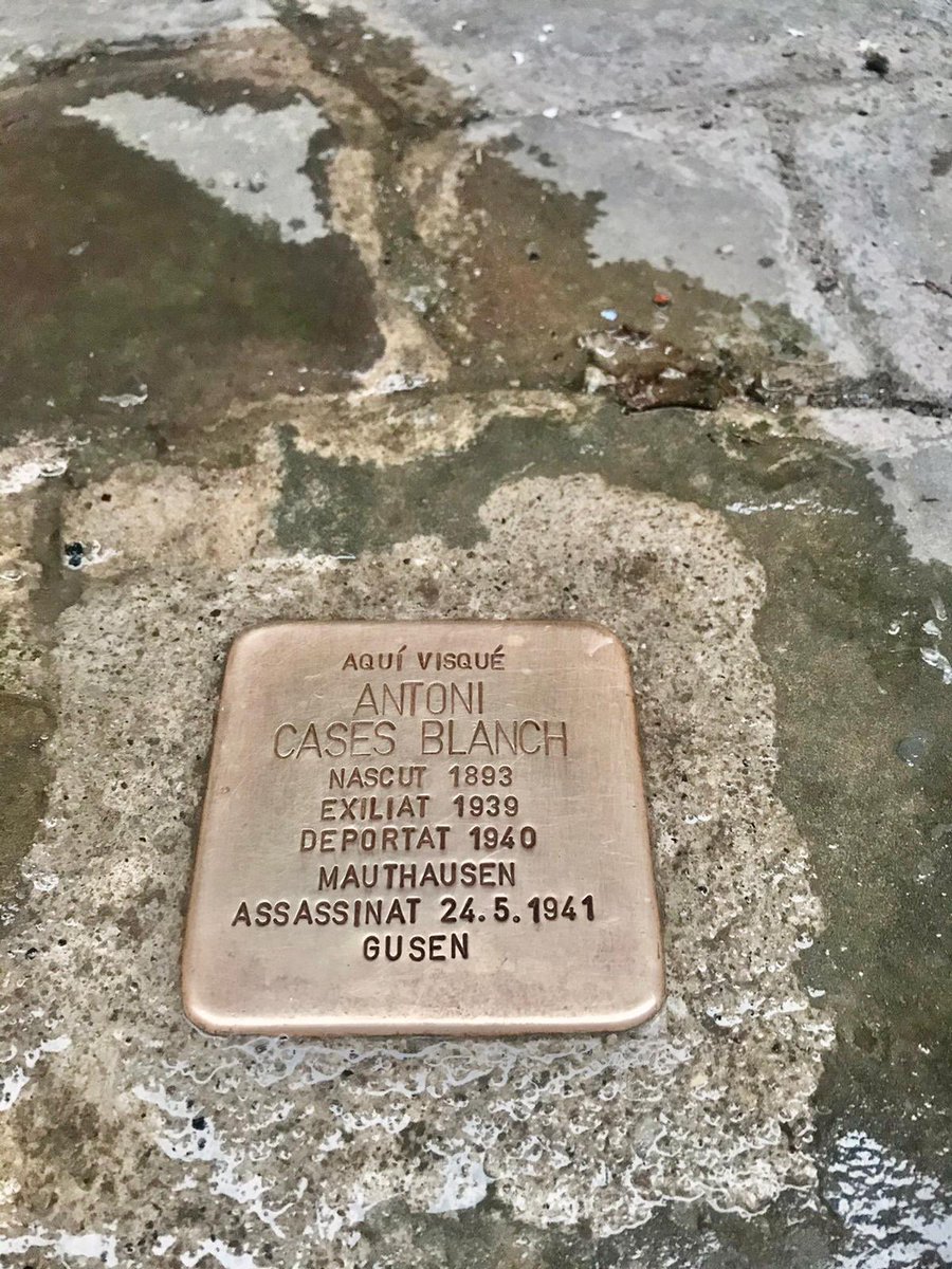jolival65's tweet photo. Cada dos mesos, l’amic i soci dl Fòrum @Espitllera @xavi_sunyer s’encarrega dla neteja de l’@_Stolpersteine_ de Torà dedicada al seu fill assassinat a @Gusen_Memorial el 24/05/1941, Antoni Cases Blanch. S’afegeix a la campanya de neteja q va començar l’Anna Serés i @tribusegarra https://t.co/pkek2MDUox