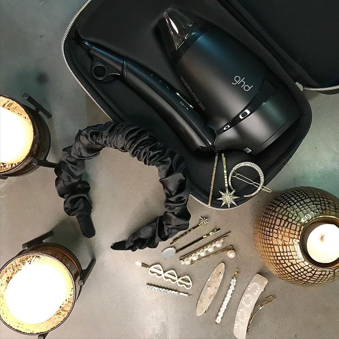 ghdsouthafrica's tweet photo. The #ghdflight is the perfect gift set for a jet-setting Queen 👑✈️
#ghd #ghdhair #chritsmasgifts #giftset #travel #instahair #hairoftheday #ghd #ghd #givelikeaqueen #ghdwishuponastar https://t.co/DQAt3H1QhF