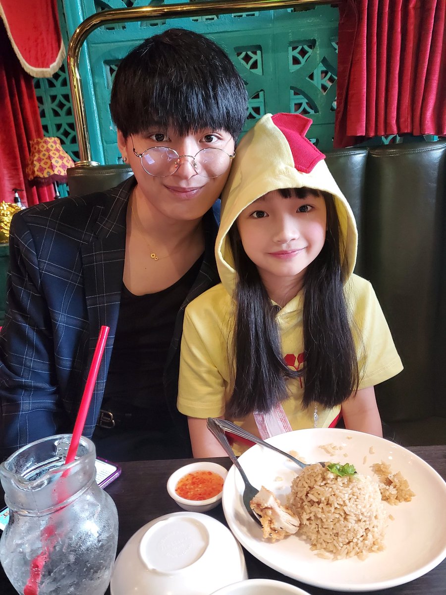 ngbaimon's tweet photo. อร๊ายยยยนู๋แวะมาทานข้าวก่อนไปหาพี่คริส แล้วแต้มบุญก็มาหานู๋ ดีใจมากๆๆๆ ชุดไก่นำโชคสุดๆเลยคร่า☺☺
#KristPerawat𓆉
#KristPerawat
#DestinyClinicxKrist
#ข้าวมันไก่สามพี่น้อง 
@choochaimongkol 
@tanji_29 
@AantNithi 
@nokbirdyyy 
@RinnarinP https://t.co/uxRlyeF0JR