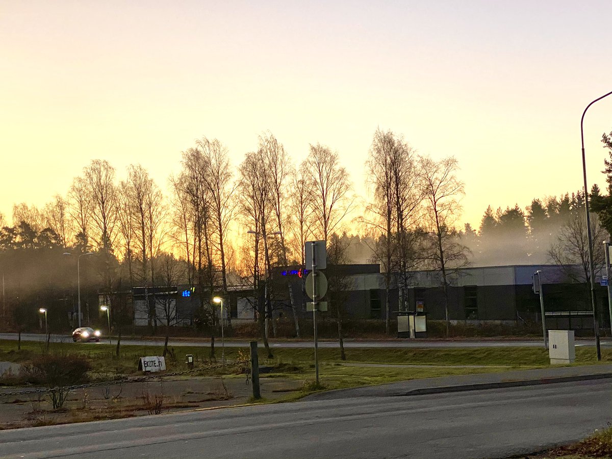 LaihoKuutamo6's tweet photo. Paikoitellen oli #usvaa joka viipyili rakennusten yläpuolella ja aukeilla paikoilla. #aamu #lauantai https://t.co/X1oJgX072U