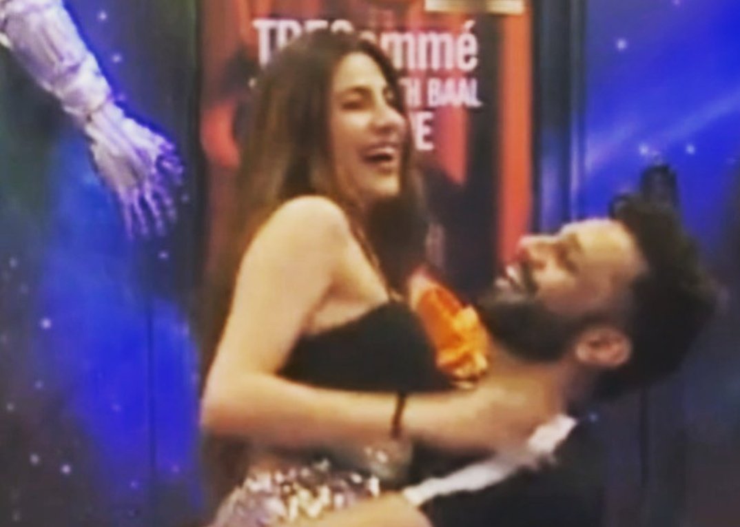 haniaa_here's tweet photo. @ColorsTV @VootSelect @BeingSalmanKhan @PlayMPL @TRESemmeIndia @LotusHerbals Hamay inko dekhnaaa hai they look cute together 🤗✨😍❤️
#TamboRa / #RaNik https://t.co/h97zo6Uizm