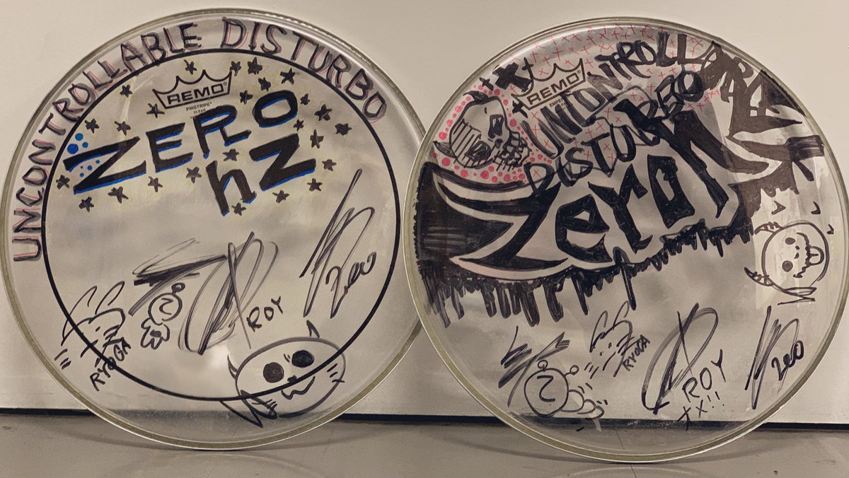 zerohz_official's tweet image. 本日の大阪公演終演後の物販にて販売されるチェキの中に「メンバーサイン入りドラムヘッド」が当たる「特別賞」が2枚入っております🥁
是非🔥