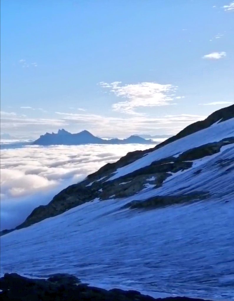 Milli19751's tweet photo. -proverbio scozzese-
Enjoy life, as you're a long time dead...
๐ La vista dall'Osservatorio #rifugiomargherita 4554mt sul mare #signalkuppe #alps #monterosa #landscape
#LeMiePassioni @CasaLettori
#BuongiornoATutti ๐ #7Nov
#mountainadventures https://t.co/62qW5gvJdy