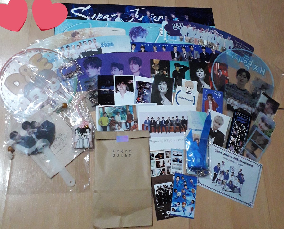 Cera3SJ's tweet photo. Picture of majority of the amazing freebies 😍 This year anniversary is really really fantastic like I think we can open our own ELF merch shop 😂
#SUPERJUNIOR #UnderSJSky #heartwithsapphireblue #15thAnniv_WalkTogether #chapter15withSJ https://t.co/PRqGx0Dwwa