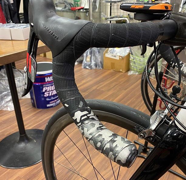 大杉走輪 走輪labo エクストラム 数量限定カラーのおしゃれバーテープ入荷しました 下ハンドルの部分から徐々に カラーがマットブラックになるテープなので主張し過ぎない絶妙なデザインです エクストラム Xtrm バーテープ ロードバイク