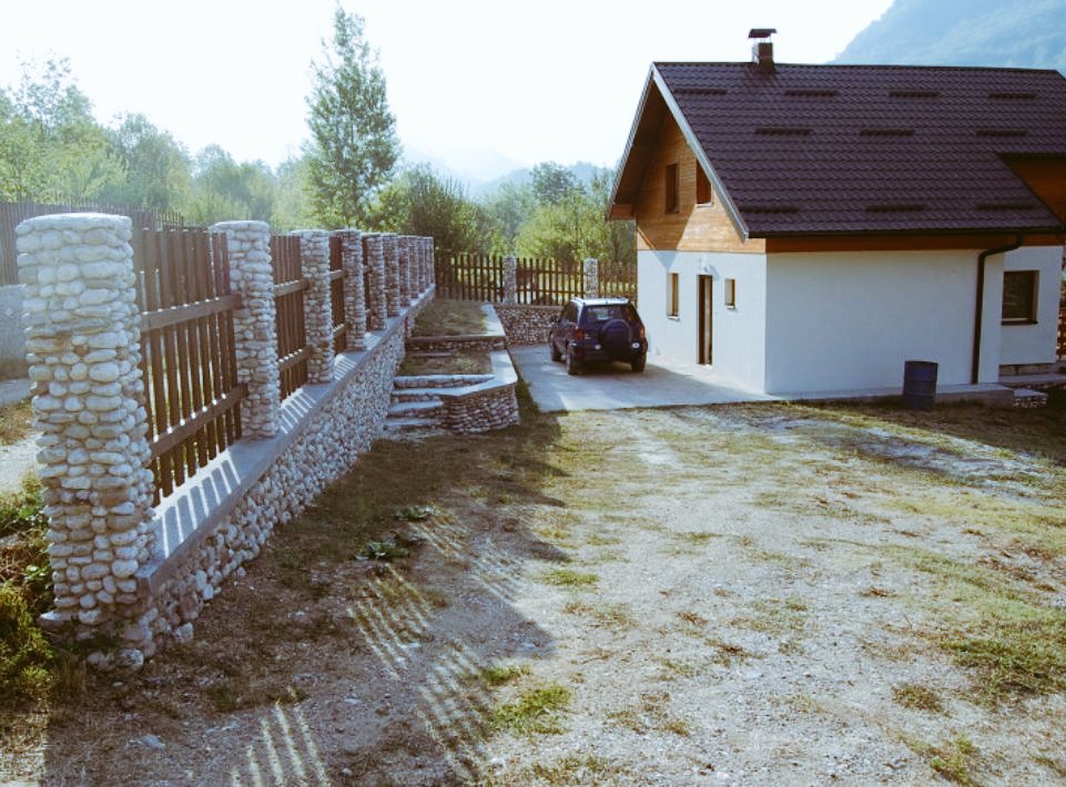 AqarBosnia's tweet photo. رقم ٢٧٦: الأرض مع البيت للبيع في كونيس كلافاتيسيفو
١١٠٠ متر مربع الأرض مع البيت ١٠٠ متر مربع
مسجيد و سوبر ماركت ١ كيلومتر
نهر بالقرب من ١٥٠ مترا من الخط الجوي
ممتلكات مسيجة
-الخاصية في طبيعة جميلة بالقرب من النهر
-للحجز تواصل واتس اب: ٠٠٣٨٧٦٥٦٠٠٠١٠
#البوسنة #البوسنه #عقارات #عقار https://t.co/pzUK2zrv2D