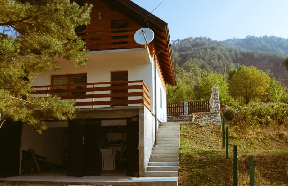 AqarBosnia's tweet photo. رقم ٢٧٦: الأرض مع البيت للبيع في كونيس كلافاتيسيفو
١١٠٠ متر مربع الأرض مع البيت ١٠٠ متر مربع
مسجيد و سوبر ماركت ١ كيلومتر
نهر بالقرب من ١٥٠ مترا من الخط الجوي
ممتلكات مسيجة
-الخاصية في طبيعة جميلة بالقرب من النهر
-للحجز تواصل واتس اب: ٠٠٣٨٧٦٥٦٠٠٠١٠
#البوسنة #البوسنه #عقارات #عقار https://t.co/pzUK2zrv2D