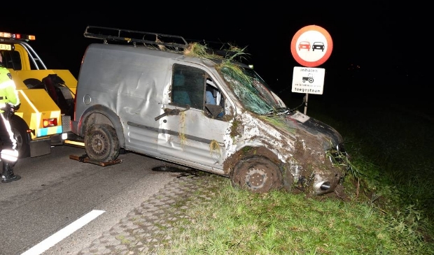 Bestelbus belandt in de sloot bij Poortvliet - ..