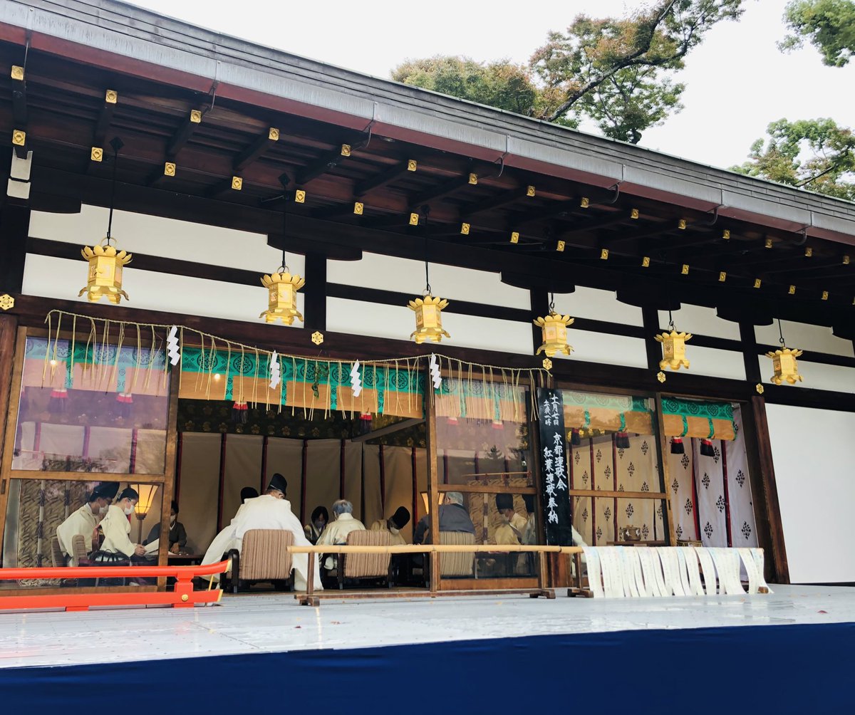 北野天満宮 北野文化研究所 本日京都連歌会の皆さまによる紅葉連歌奉納が紅梅殿 にて執り行われました 北野天満宮はかつて北野連歌所がおかれ宗祗が宗匠をつとめるなど 連歌と大変ご縁の深い土地柄です 紅梅殿の横には 今も北野連歌所の井戸がのこってい