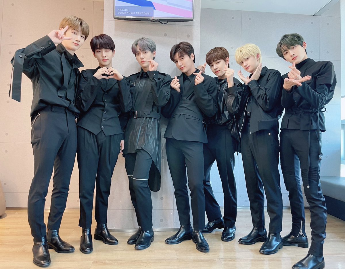 DRIPPIN's tweet photo. [📸] 20.11.07 #쇼음악중심🖤

잠시도 시선 돌릴 틈을 주지 않는 드리핀😢
매분 매초 레전드 갱신👏✨
요즘 이거 하나씩 가지고 있다면서요..⁉️
.
.
.
♥드.리.핀.부.심.♥

#DRIPPIN #드리핀
#Boyager #Nostalgia https://t.co/L70QHZKM38