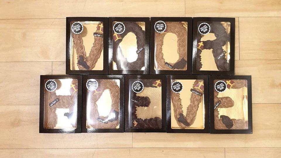 LibrisVoorhoeve's tweet photo. Vanaf gisteren verkrijgbaar in onze pop-up store: overheerlijke chocoladeletters van @Matthijsbrood  🍫😋

#chocolate #chocoladeletter #sinterklaas https://t.co/sfl403YUMh