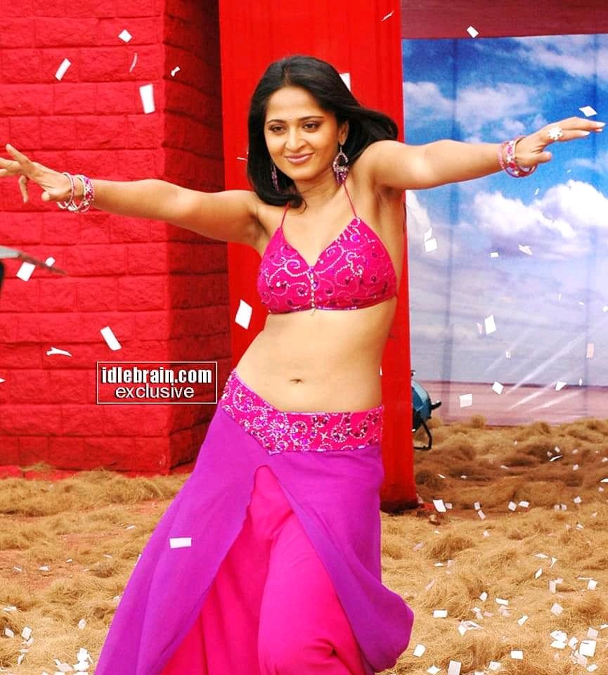 Un Elumbichampazha Nira Idupula Kirangi Poonendi Vintage Idupazhagii  #HBDAnushkaShetty  #AnushkaShettyhot