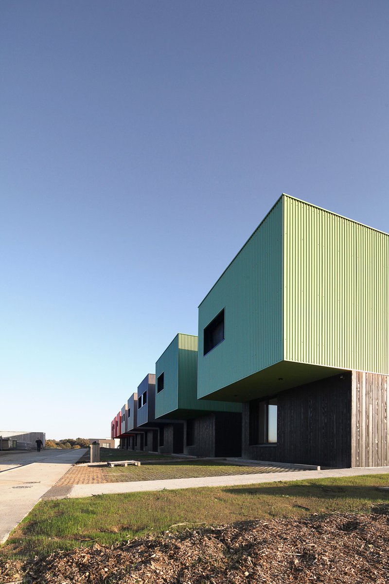 Design2a's tweet photo. United Colors of #Acigné !
8 'maison + jardin'
Certifié Passiv'haus
Livré en un temps record !
Avec Eiffage B3-Ecodesign et Hinoki.

#containerhouse #architecture #passivhaus #acigné #rennesmetropole #eiffage #hinoki https://t.co/W15DPgVzpb