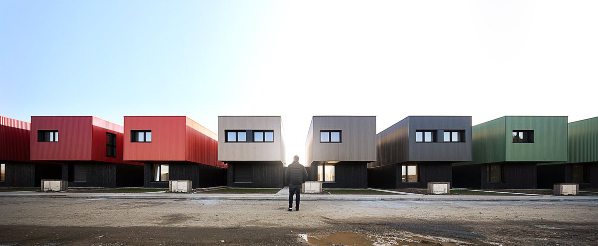 Design2a's tweet photo. United Colors of #Acigné !
8 'maison + jardin'
Certifié Passiv'haus
Livré en un temps record !
Avec Eiffage B3-Ecodesign et Hinoki.

#containerhouse #architecture #passivhaus #acigné #rennesmetropole #eiffage #hinoki https://t.co/W15DPgVzpb