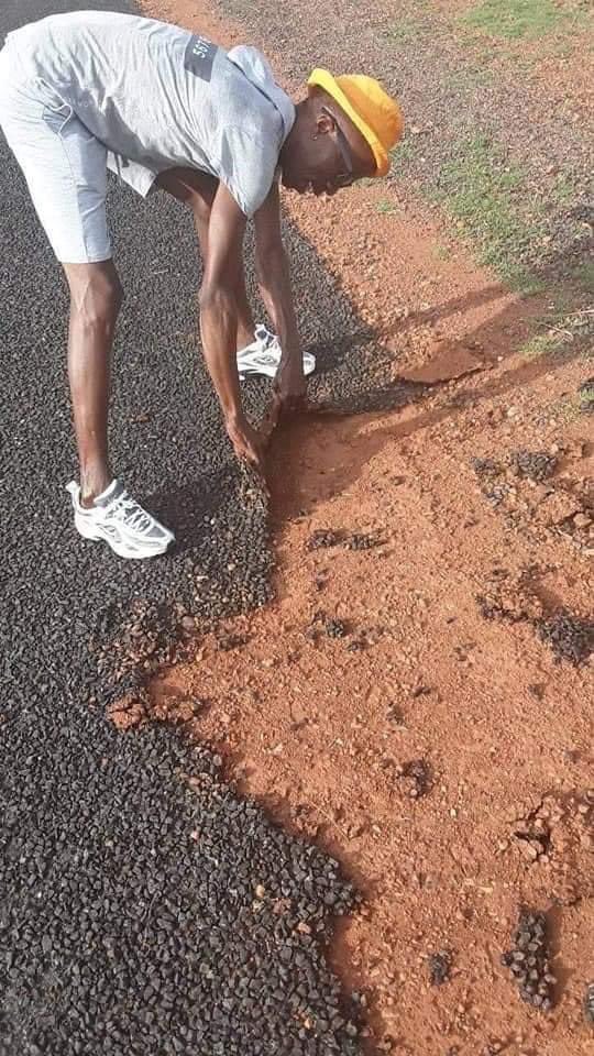isaac_hlungwana's tweet photo. Apparently this is a tar road in Zeerust in North West. The coating looks like vo mama Permission's make-up foundation. @MYANC will vote you out next year moorskont https://t.co/4TI1jezC3a