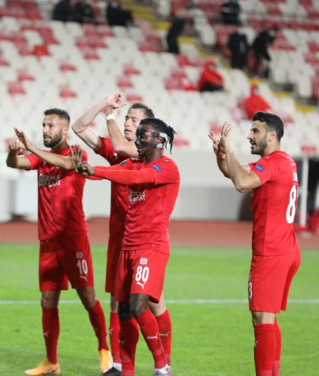 kayode_larry_8_'s tweet photo. We gave our all and happy we achieved our goal last night...we keep thriving and pleased for my goal...well done mates 💪🏿🙏🏾 https://t.co/vMk50ndS4b