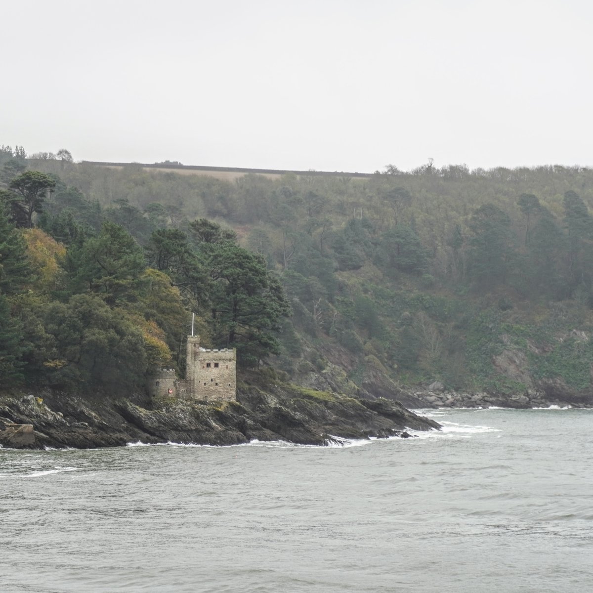 #KingswearCastle.

One of the defence methods was to set a chain across the river to #DartmouthCastle which would prevent ships to sail through. This strategy was used since the middle ages till WWII.

#wanderlust #adventureseeker #doyoutravel #travelmore