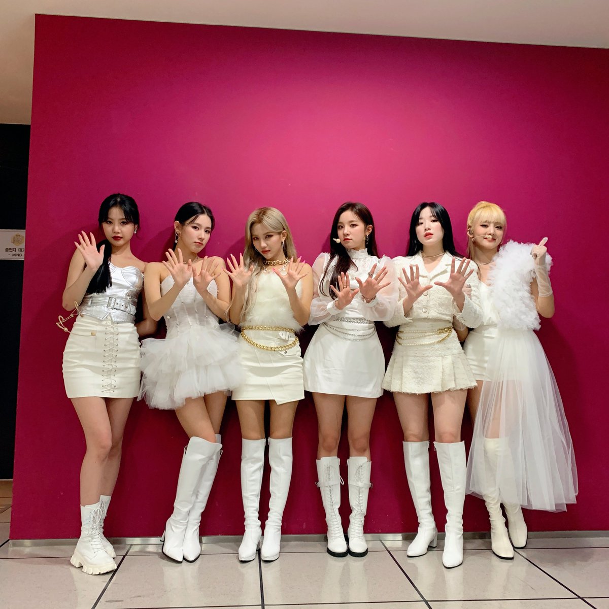 official_i_dle's tweet photo. [📸] 20201107 @ #음악중심

쇼! 음악중심 700회 특집으로 준비한 'DON'T TOUCH ME' 무대!
면김수욱슈 빼고 돈 땃쥐 미😎🤟
내일 팬미팅에서 또 만나요 네버랜드-!❤💜

#여자아이들 #GIDLE https://t.co/GVSDnIr7Fl
