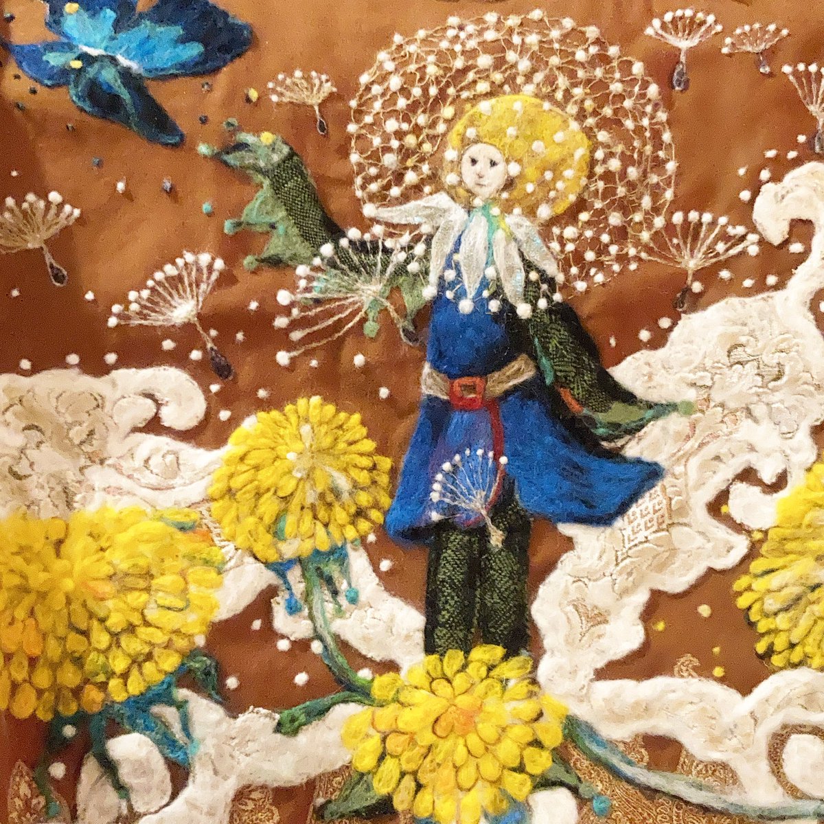 MannenrouF's tweet photo. 星読みでは
これから風の時代にシフトするようですね
羊毛刺繍のタペストリーは
綿帽子になった
タンポポ王子が風に乗って旅立ち
25日から阪急さんの
『不思議の森のprickle』に
出品して頂きます
#mannenrou#feltwork #tapistry #タンポポ王子の旅立ち#羊毛フェルト https://t.co/oVu0NxW7L3