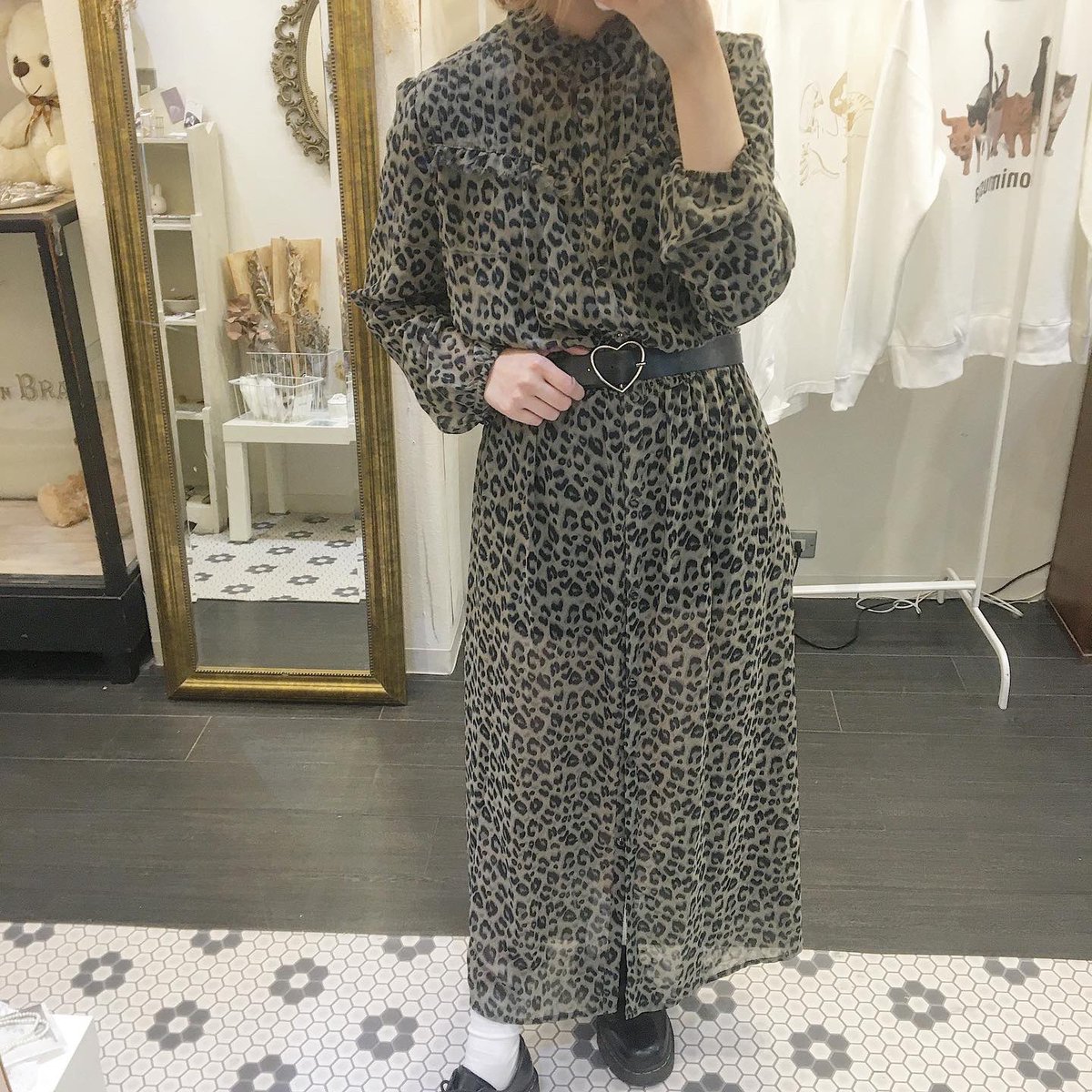 古着屋 Onimusya モノトーンコーデ レオパード柄のワンピースに ふわふわのロングカーディガンで モノトーン コーデに カーディガン 3 800 Tax ワンピース 3 800 Tax ベルト 1 900 Tax