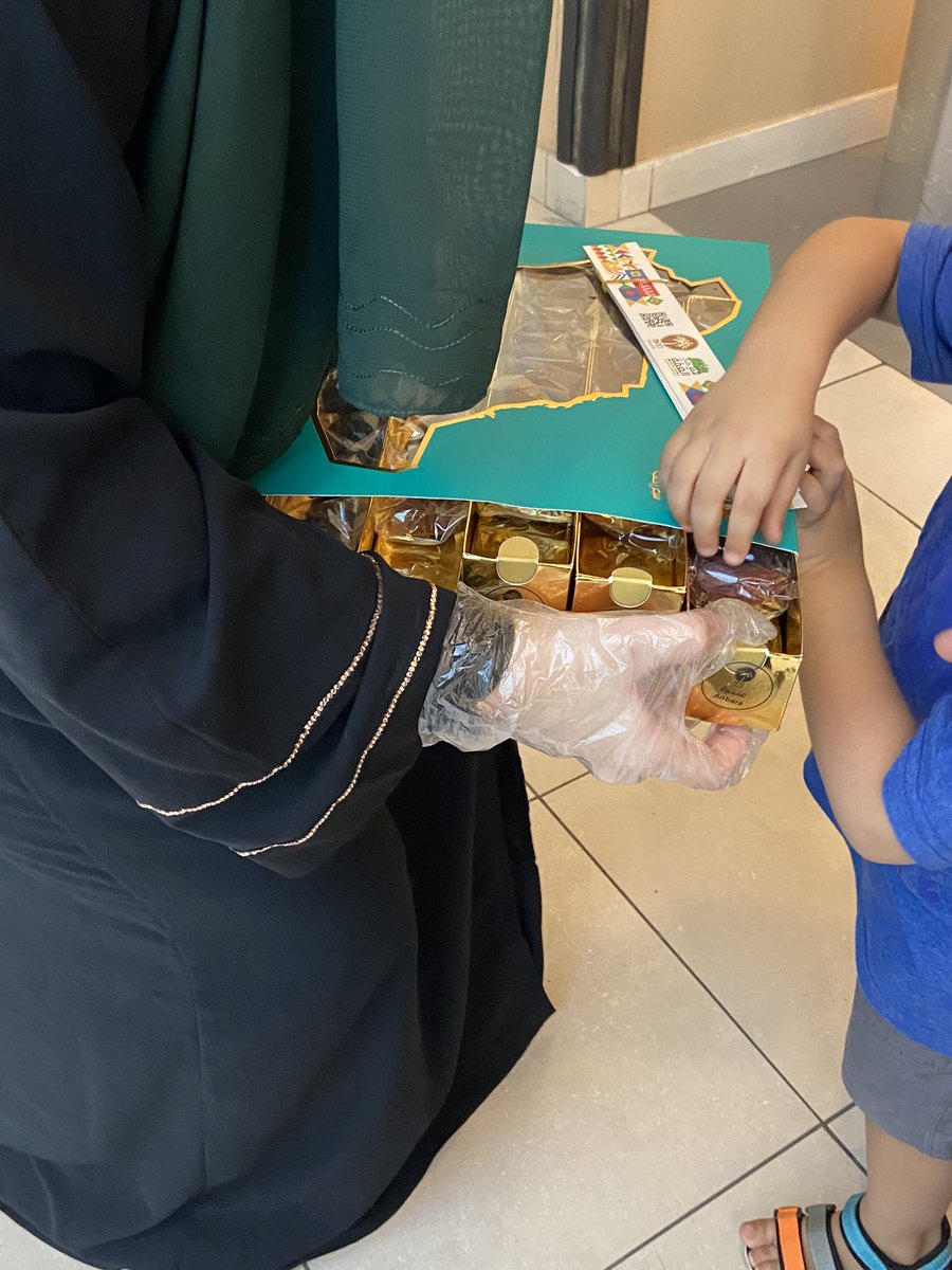 Elham_Events's tweet photo. مشاركتنا بضيافة حفل اليوم الوطني السعودي مع 7 رطب في الردسي مول @the7dates 🇸🇦

#فعاليات_الهام #Elham_Events #بنخترعلك_مناسبة #نشوفلك_فكرة #حبيب_جيبك #وسع_خيالك #عطنا_من_صيدك #فعاليات #تنظيم #الرياض #فعاليات_الرياض #فعاليات_جدة #السعودية #ابدأ_صح #جدة #افكار #تصميم #مؤتمرات https://t.co/ykJJFaCnnE
