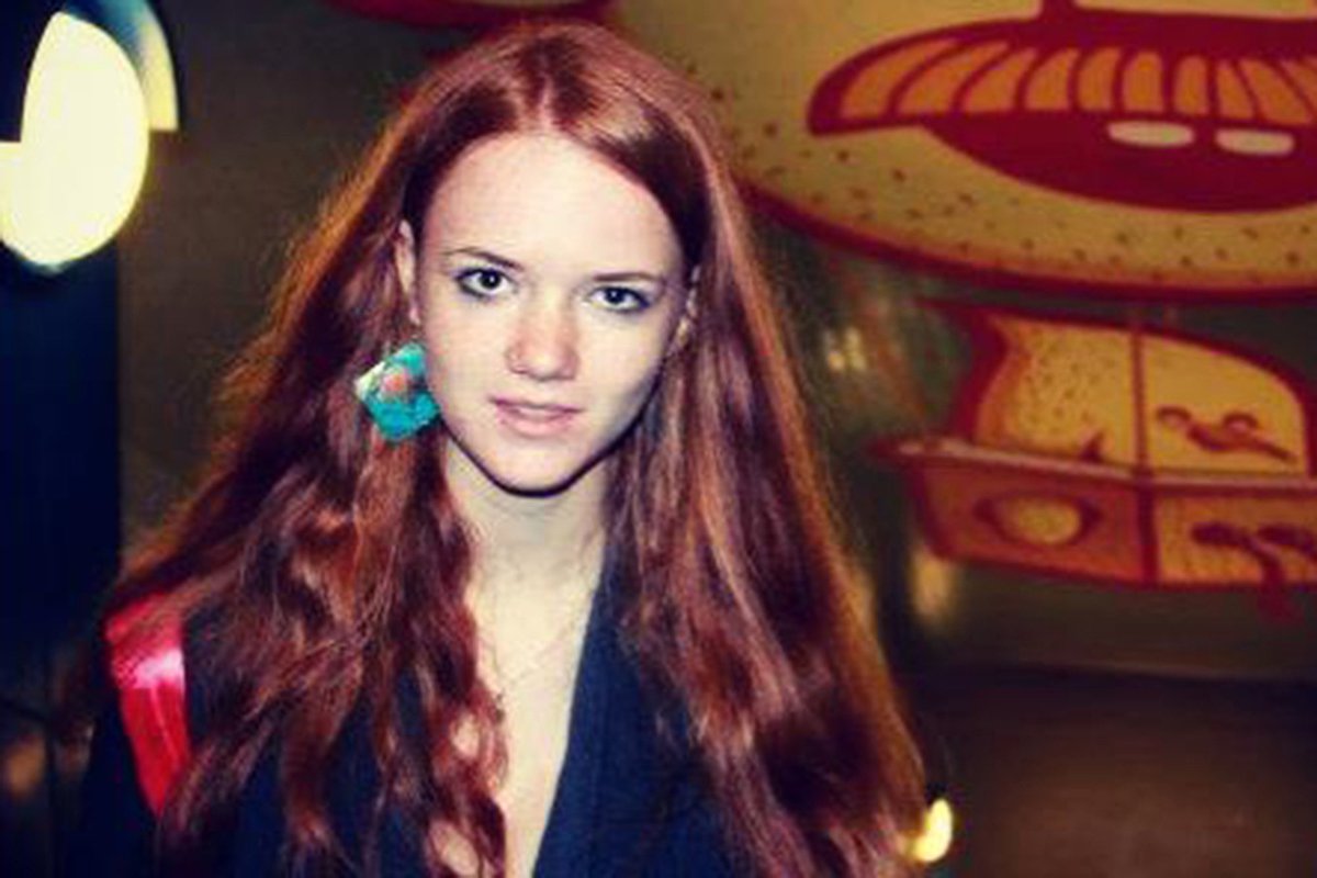 hermanntertsch's tweet photo. Uds no saben quien es esta joven pelirroja. Era Vanessa Preger-McGillivray. Estudiaba Bellas Artes en Viena y se pagaba los estudios trabajando en el restaurante Salzamt, junto a la Sinagoga del centro. Fue asesinada por un terrorista islamista en Viena el pasado lunes. https://t.co/FVHGuzQkVa