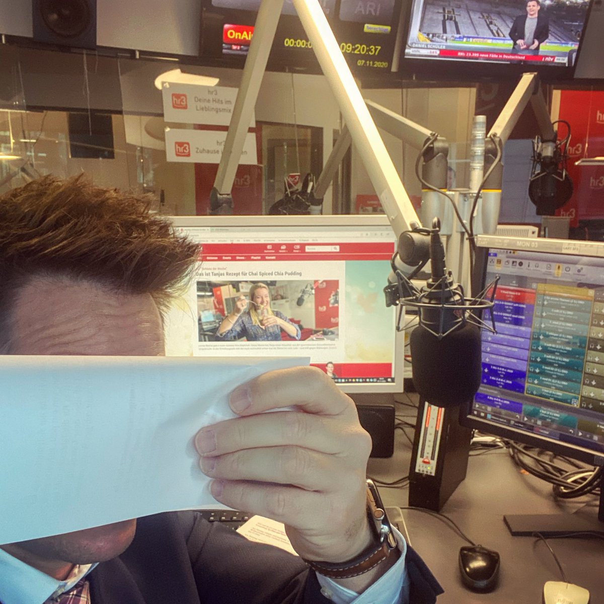 Der #Moderator der laufenden <a href="/hr3/">hr3</a>-Sendung ist noch müde und möchte daher vorerst nur gehört werden. Sehen geht ab 18 Uhr bei <a href="/ntvde/">ntv Nachrichten</a>. Schönen Samstag euch.