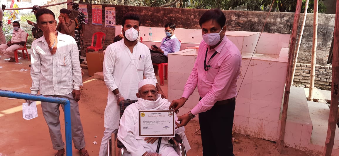 airnews_patna's tweet image. #Bihar #Polling #Third_Phase दरभंगा जिले में  दिव्यांग वोटरों ने भी दिखाया उत्साह । पहले पहुंचकर वोटिंग करने पर दिया गया प्रशस्ति पत्र फोटो @ मणिकांत झा ।