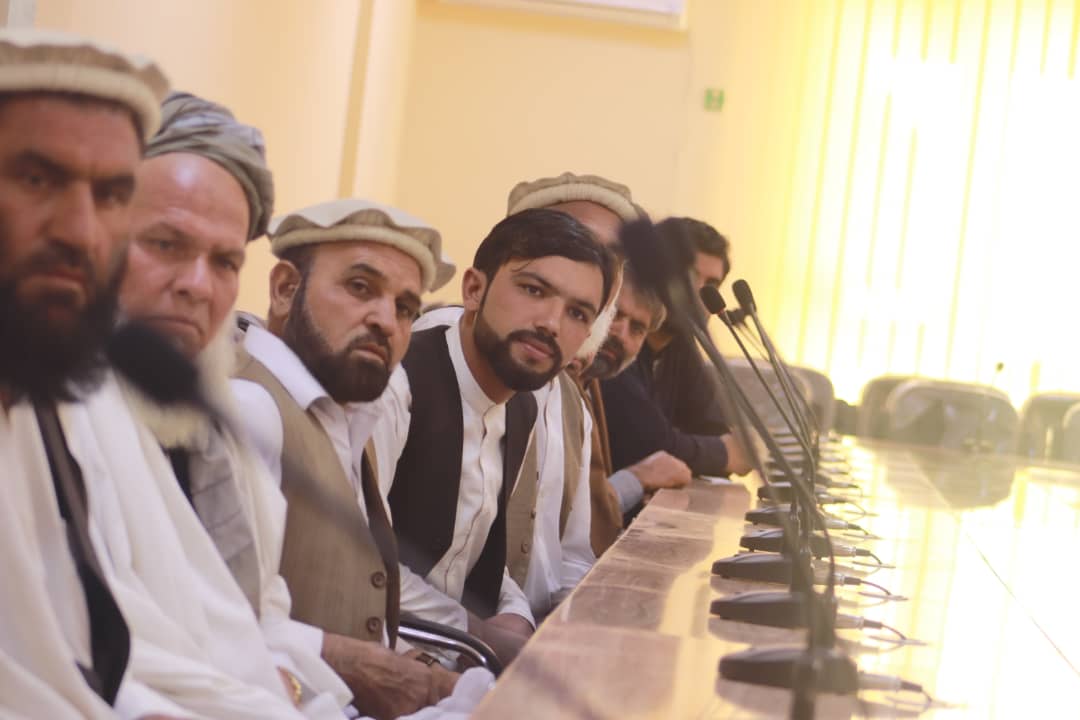 NGRBrekhna's tweet photo. د مسلم آباد سيمې اوسېدونکو ته پخوا د عبدالحق مېنې د اوسېدونکو په نوم میټرونه وېشل شوي او مزي تېر شوي وو چې دا يو غير قانوني او د برښنا شرکت د پالیسۍ خلاف عمل دی.

د ننګرهار برښنا شرکت رئيس له دوی سره ژمنه وکړه چې ستونزې ته به ژر رسیده ګي وکړي او د برښنا نوې شبکه به ورته جوړه کړي. https://t.co/uD4yKA8Zlc